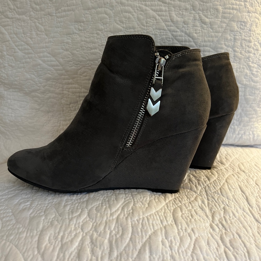 BCBG Paris Gray Wyno Wedge Booties 8.5